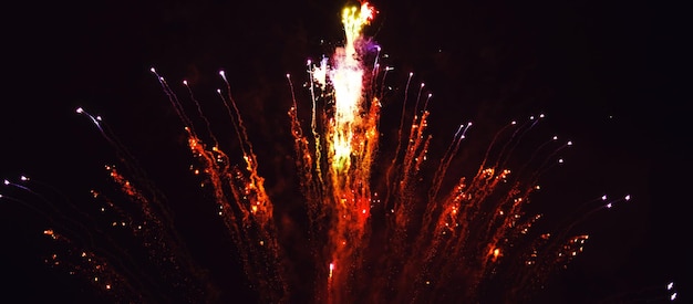 Fuochi d'artificio festosi luminosi nel cielo notturno felice anno nuovo