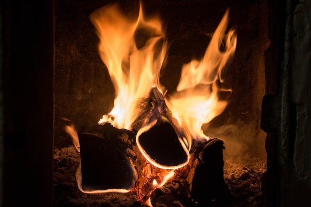 写真 明るい火。暖炉で薪を燃やします。