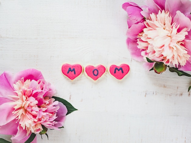 Bright flowers, pink cookie with the word MOM