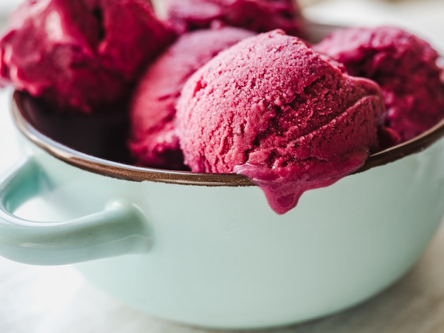 Luminoso, gelato alla frutta su un piatto d'epoca