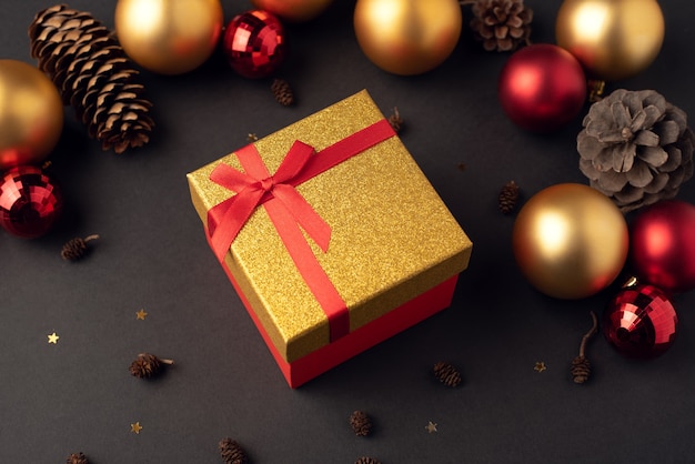 Яркая подарочная коробка в новогодней композиции на темном фоне