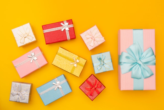 Photo bright gift boxes with bows.