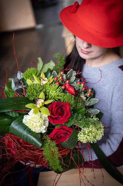 Bouquet floreale di fiori luminosi e splendidi di bei fiori rossi per san valentino