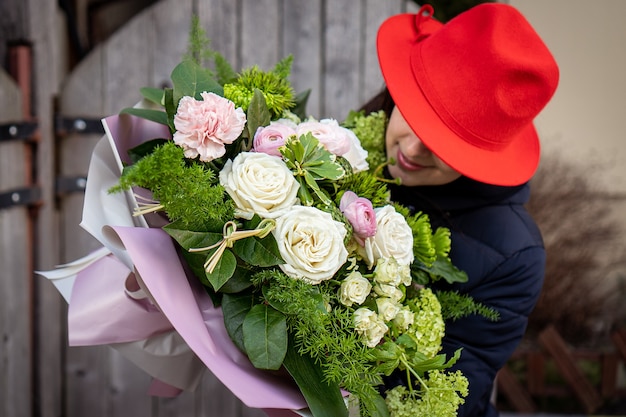 Bouquet floreale di fiori luminosi e splendidi di bei fiori rossi per san valentino