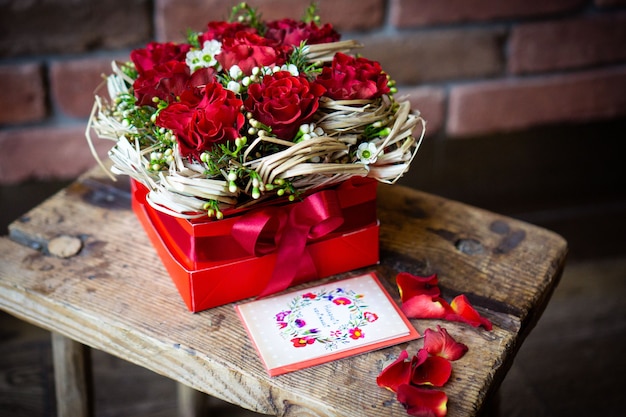 Яркий и шикарный цветочный букет из прекрасных красных цветов на День Святого Валентина
