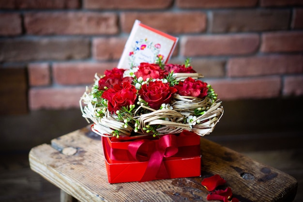 발렌타인 데이를위한 사랑스러운 붉은 꽃의 밝고 화려한 꽃 꽃 꽃다발