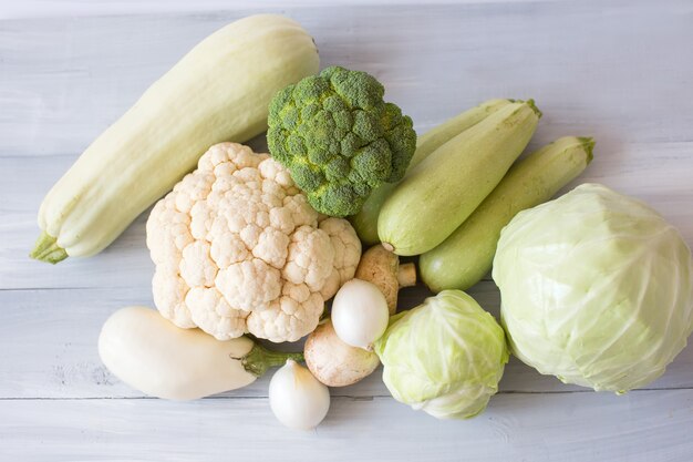 木製のテーブルに明るい緑の野菜。