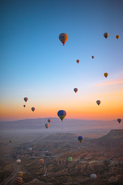 Mongolfiere luminose nel cielo della cappadocia turchia