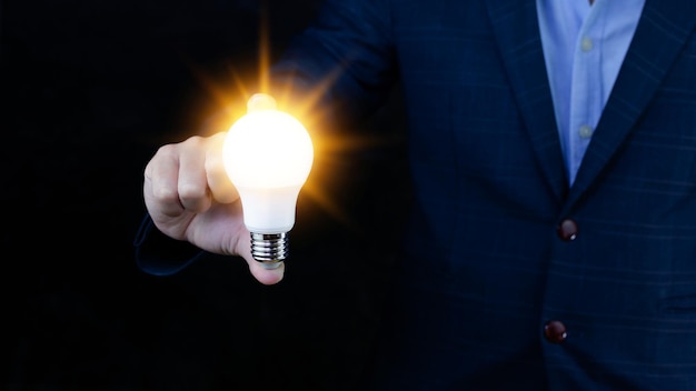 Idea brillante in mano mani d'affari che tengono la lampadina per il concetto nuovo concetto di idea con innovazione e tecnologia di ispirazione nel concetto di scienza e comunicazione