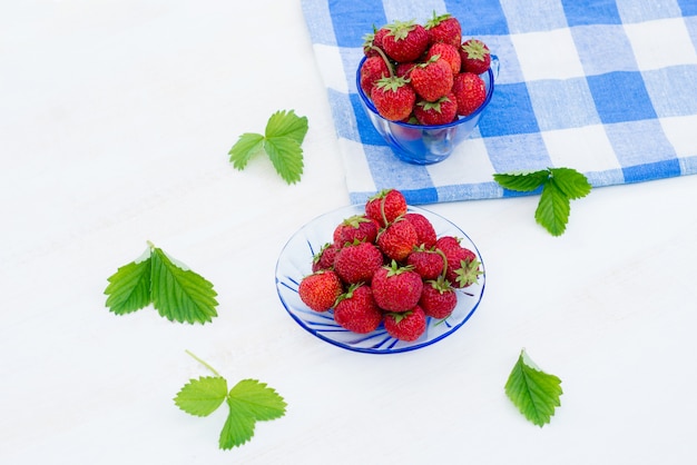 Яркая, сочная и спелая клубника на светлом фоне