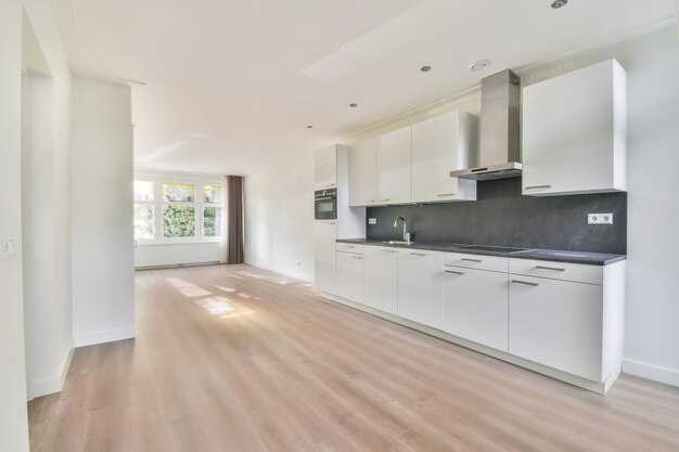 Photo bright kitchen with white