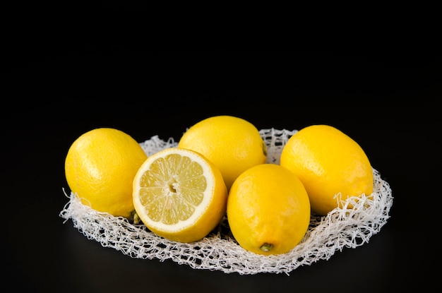 Limoni luminosi su sfondo nero