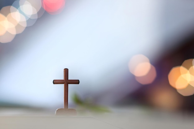 Photo bright light background with bible and crucifixion of jesus christ and light bokeh background