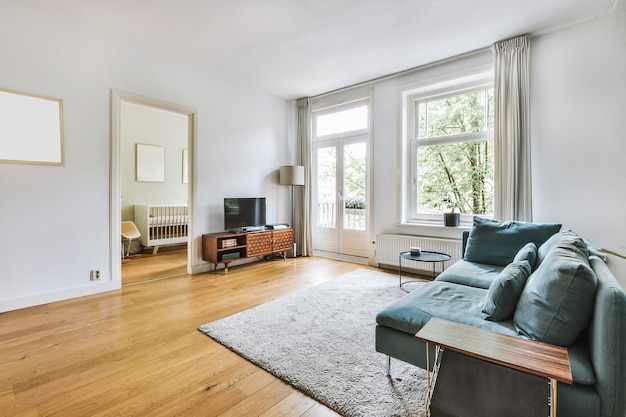 Foto luminoso soggiorno in una moderna casa di lusso