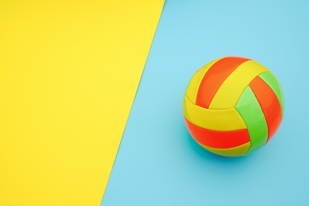 Фото Яркий разноцветный волейбольный мяч на желто-синем