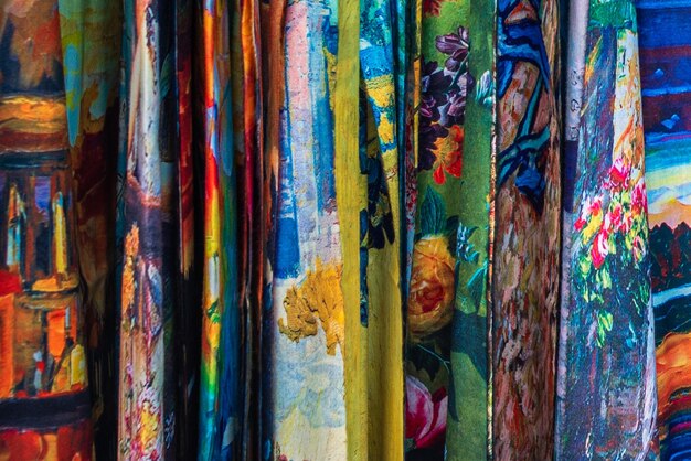Фото Яркая многоцветная ткань продажа шарфов венецианские яркие цвета абстрактный рисунок крупный план