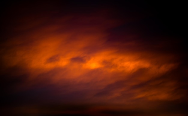 Яркое оранжевое небо на закате в низком ключе Теплые тона