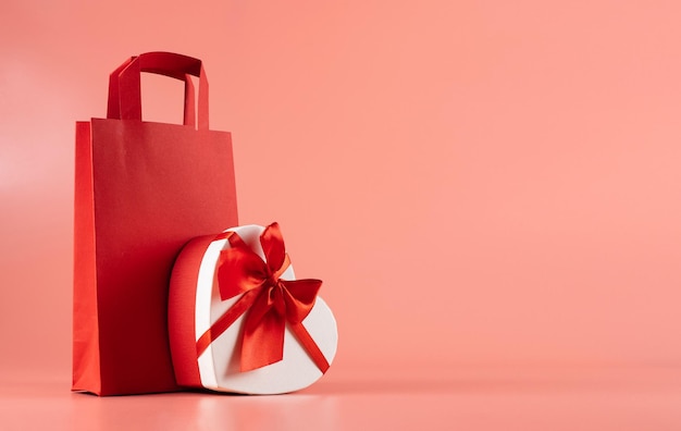 ピンクの背景に購入、ギフト、小包のための明るいパッケージ。休日の贈り物や小包の配達の概念、楽しい驚き。ショッピング、販売、プロモーション