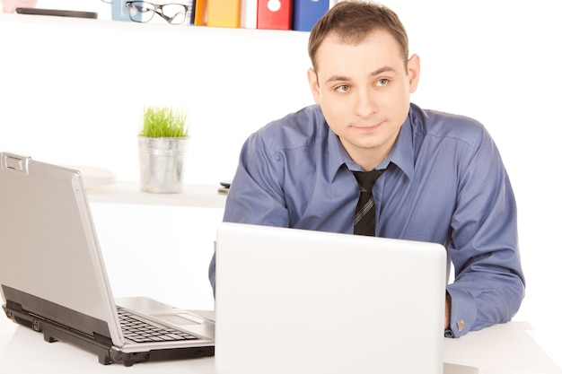 яркое изображение бизнесмена с портативным компьютером в офисе