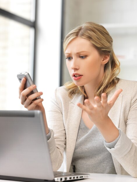 Immagine luminosa di una donna d'affari con il cellulare