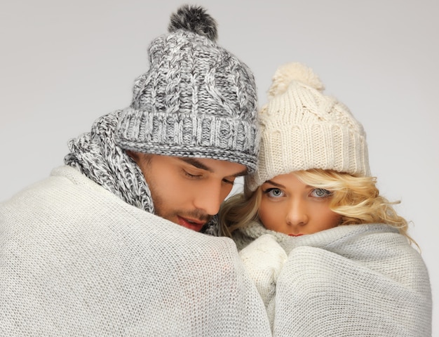 暖かい毛布の下で家族のカップルの明るい写真