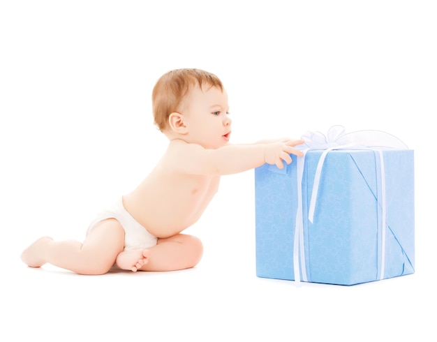 яркая картина счастливого ребенка с подарочной коробкой.