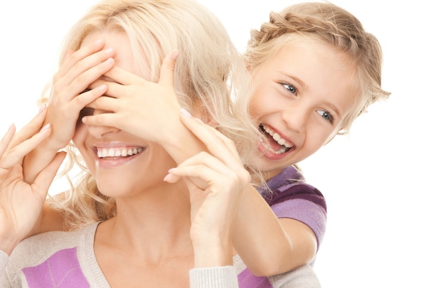 행복한 엄마와 어린 소녀의 밝은 그림.