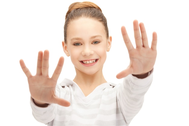 Foto immagine luminosa di un'adolescente felice che mostra i suoi palmi