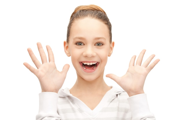 놀란 표정으로 행복한 10대 소녀의 밝은 그림