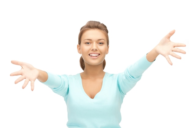 Foto immagine luminosa di una donna felice che mostra i suoi palmi
