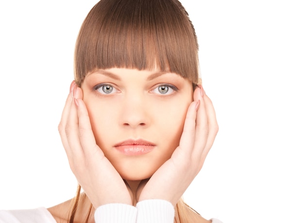 Immagine luminosa di una donna adorabile su bianco