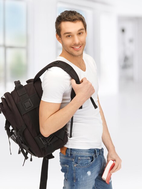 Foto immagine luminosa di studente in viaggio con zaino e libro