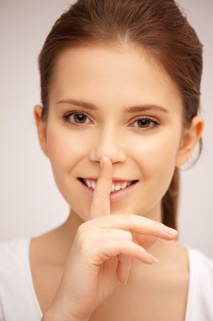 яркое изображение молодой женщины с пальцем на губах