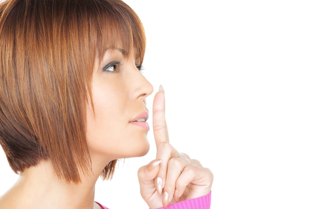 яркое изображение молодой женщины с пальцем на губах