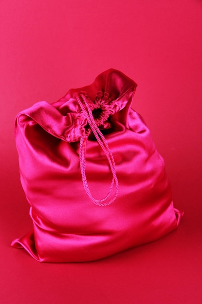 분홍색 배경에 밝은 분홍색 가방