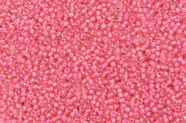 明るいピンクのビーズの質感。高解像度の写真。
