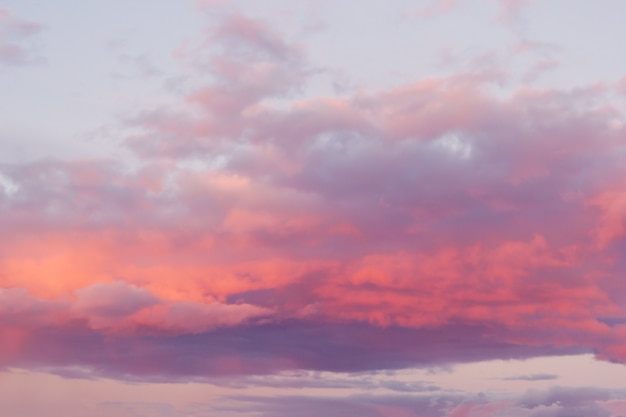 夕焼けの青い空に明るいピンク色の雲