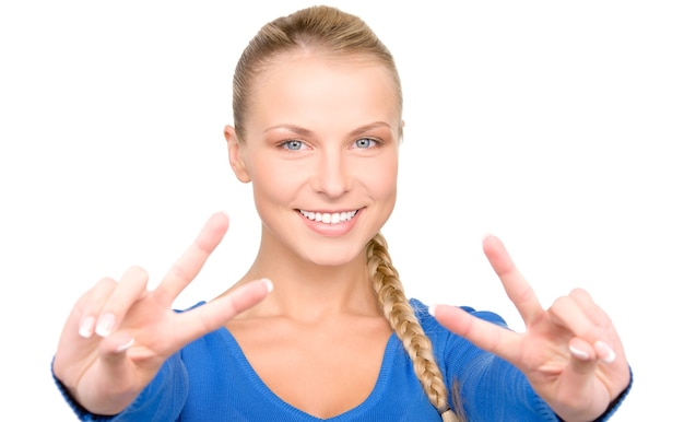 Photo bright portrait of lovely blonde showing victory sign