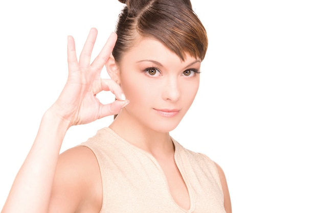 OKサインを示す素敵な女性の明るい肖像画