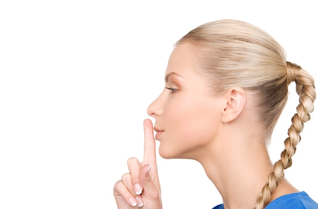 Photo bright portrait of teenage girl with finger on lips