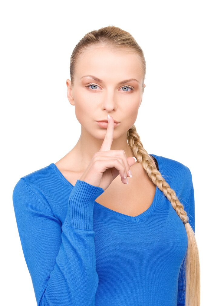 Photo bright portrait of teenage girl with finger on lips