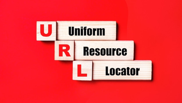 URL Uniform Resource Locator라는 텍스트가 있는 밝은 빨간색 배경의 나무 큐브 및 블록 나무 장난감 제조