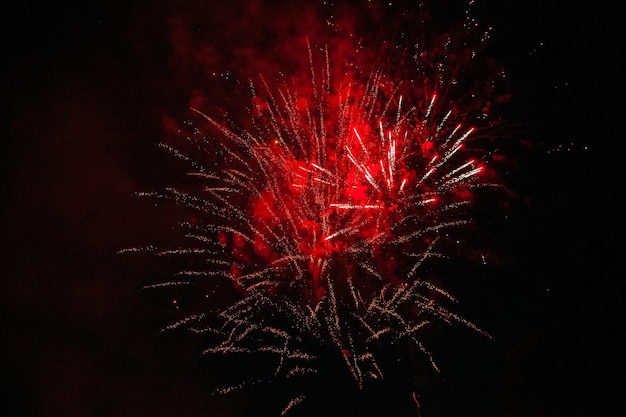 Photo bright red fireworks in the night sky