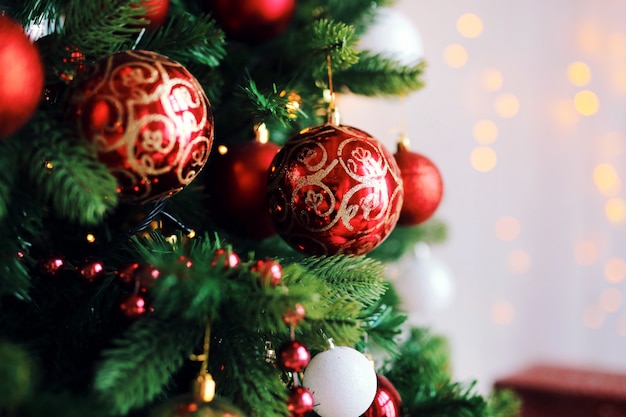 사진 조명 크리스마스 트리에 밝은 빨간색 장난감 공