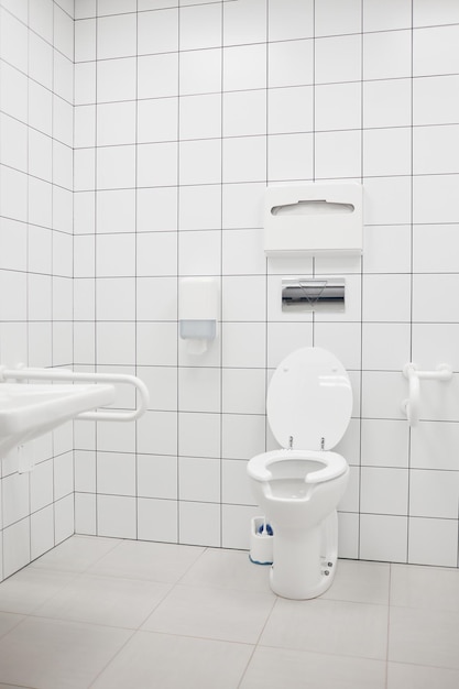 Photo a bright restroom in a medical facility