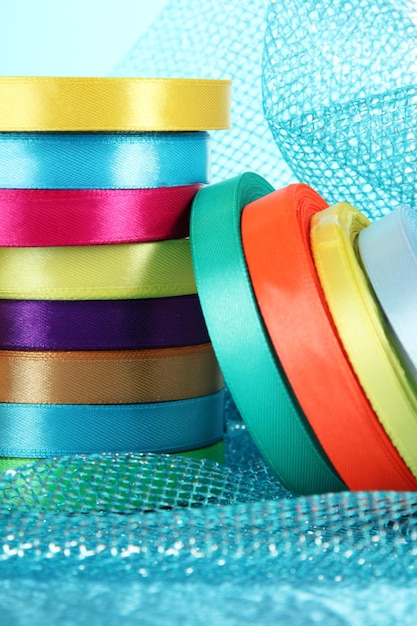Photo bright ribbons on blue background