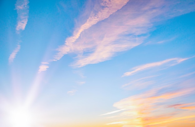 Sole al tramonto e cielo azzurro