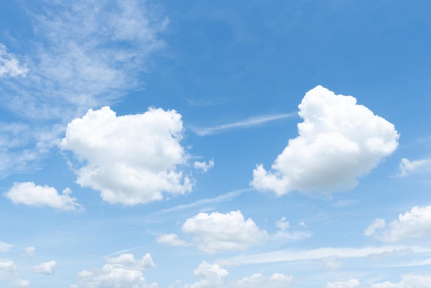 Cielo luminoso al mattino, cielo blu con nuvola, concetto di immagine di sfondo