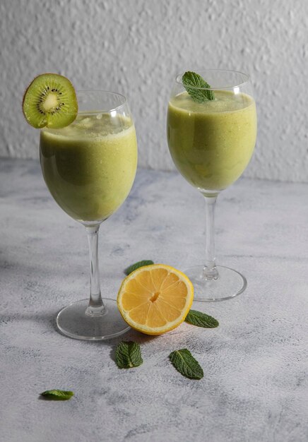 Photo bright smoothie of celery and kiwi