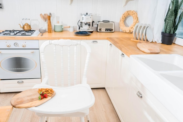 Sala da pranzo spaziosa e luminosa con grande tavolo in legno